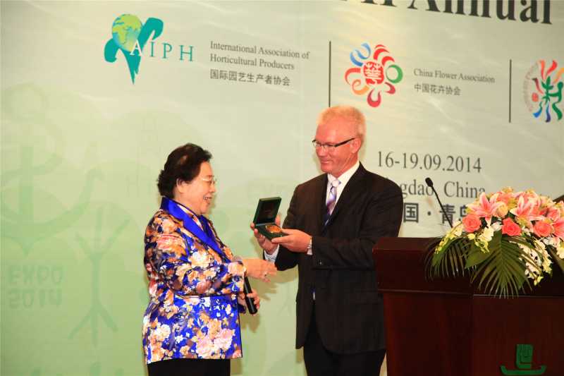 AIPH awards Gold Medal to China Flower Association President
