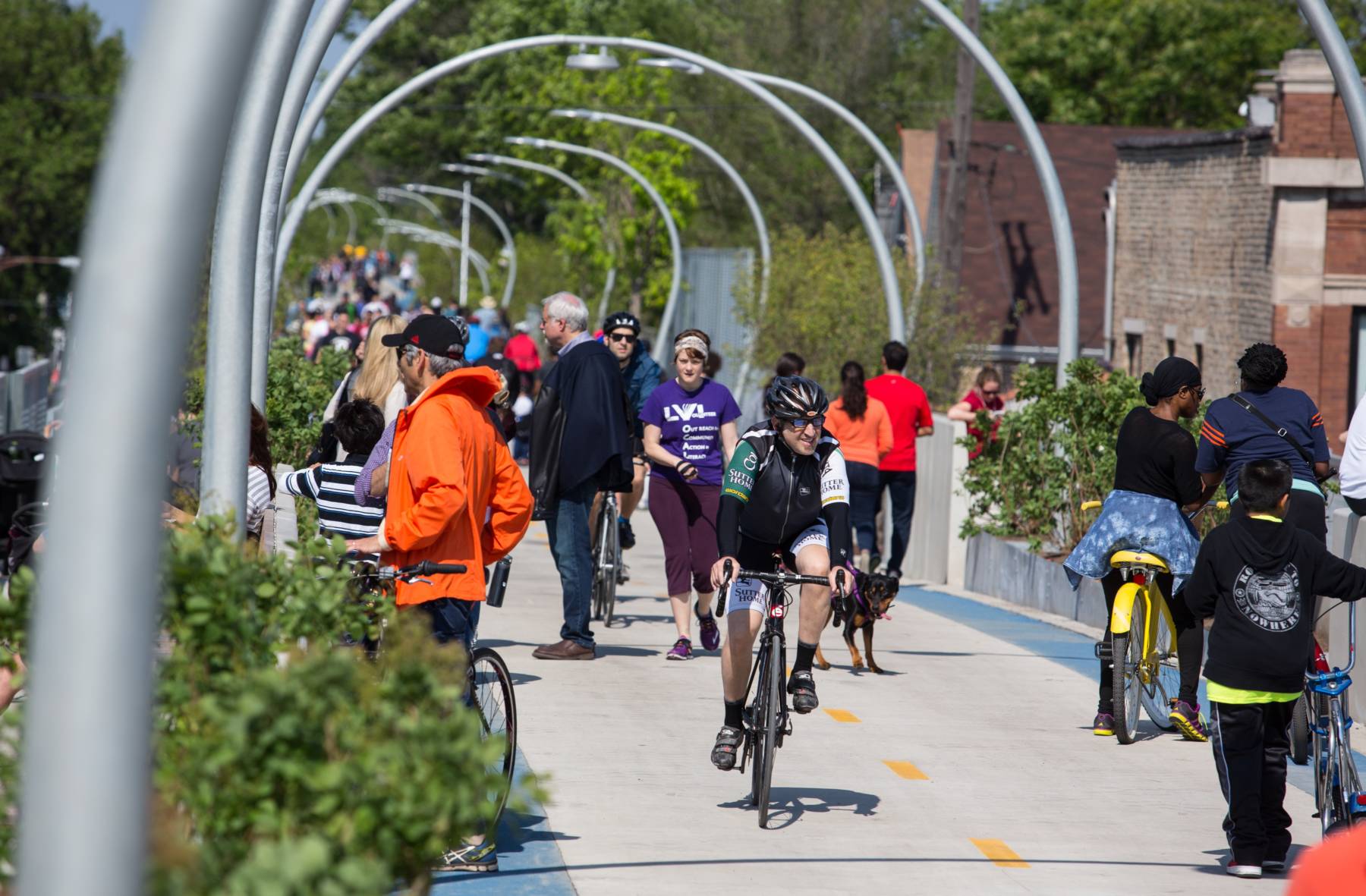 Chicago's 606 - people stopping along the trail