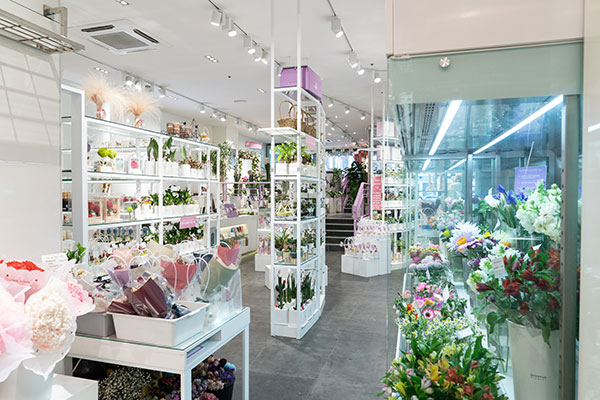 In Seoul there are experienced florists who personally prepare and design each luxury flower arrangement.