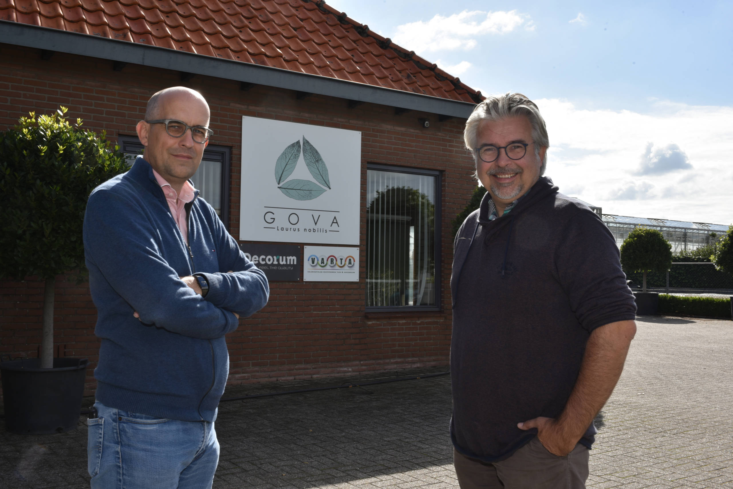 The Goossens brothers to give the first copy of Dubbel Doel Flora booklet to Royal Lemkes boss AIPH