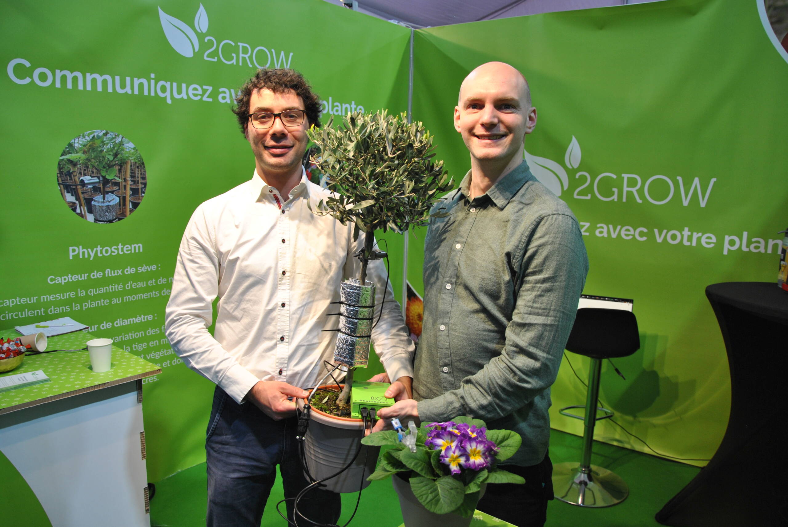 Standing right: Maxime Dedecker, manager at 2growearth.