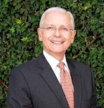 Augusto Solano, long-serving leader of Colombian floriculture, pictured outdoors.