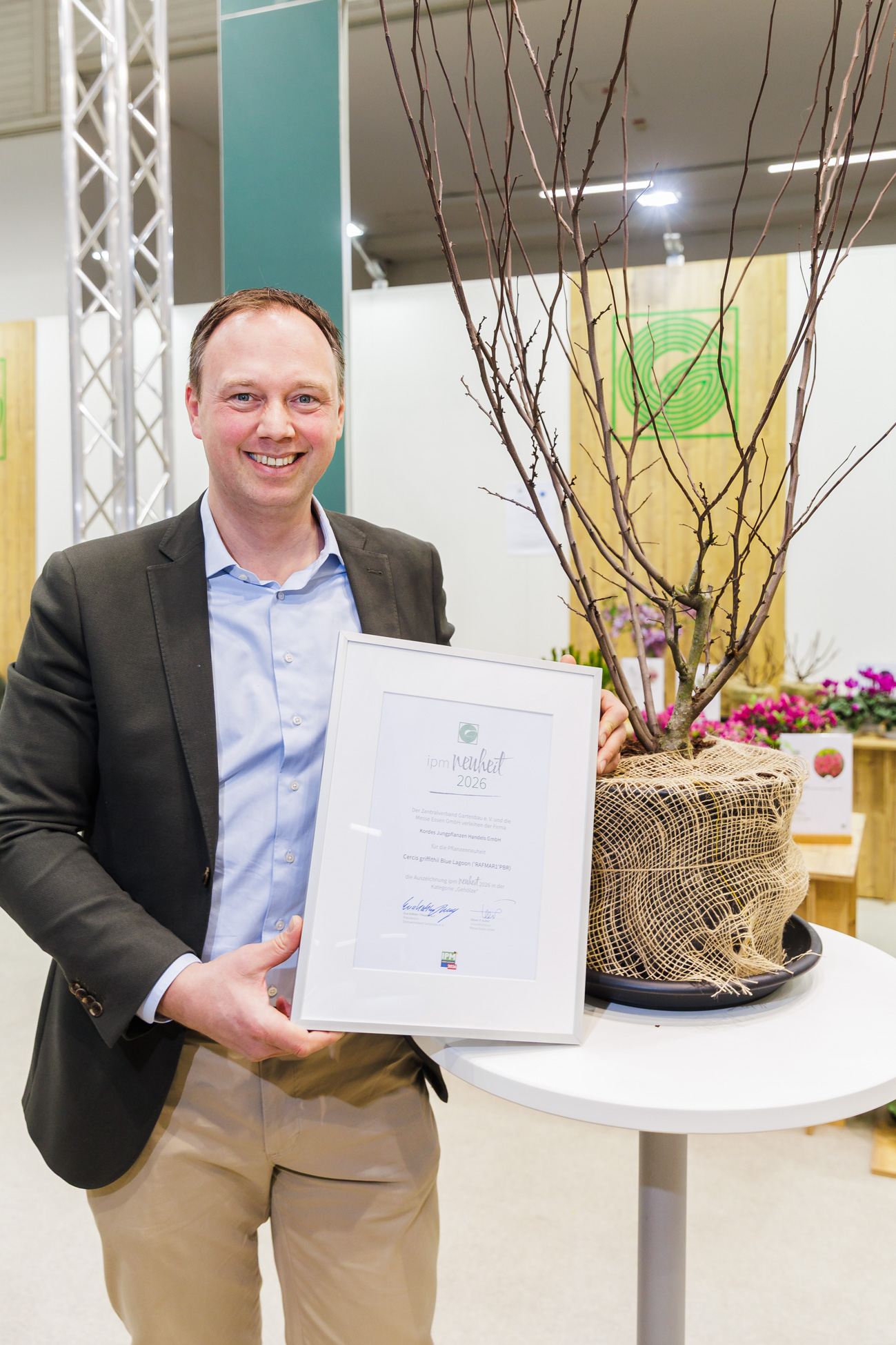 The winner in the "Woody Plants" category is Kordes Jungpflanzen Handels GmbH from Bilsen, pictured here with Christian Kordes, for their new variety Cercis griffithii Blue Lagoon ('RAFMAR1' PBR). This shrub or small tree stands out with its heart-shaped blue leaves and early, pollinator-friendly bloom – an attractive combination of color and form for the garden.