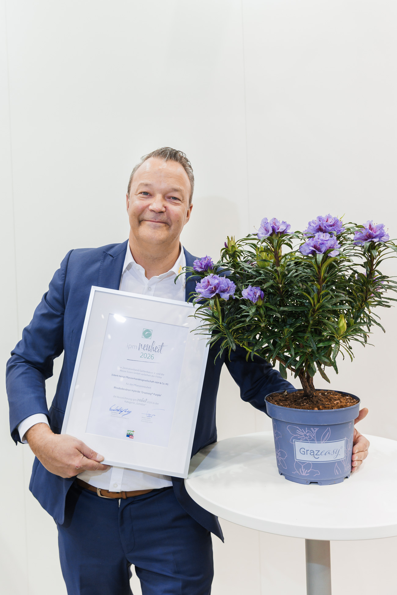 The winner in the "Woody Plants" category is Diderk Heinje Pflanzenhandelsgesellschaft mbH & Co. KG from Jeddeloh, pictured here with Sebastian Heinje, for their new rhododendron 'Grazeasy® Purple'. This new rhododendron hybrid displays lush, intensely purple blossoms against dark green foliage from May to June and is versatile – whether in containers, as a hedge, or as a specimen plant.