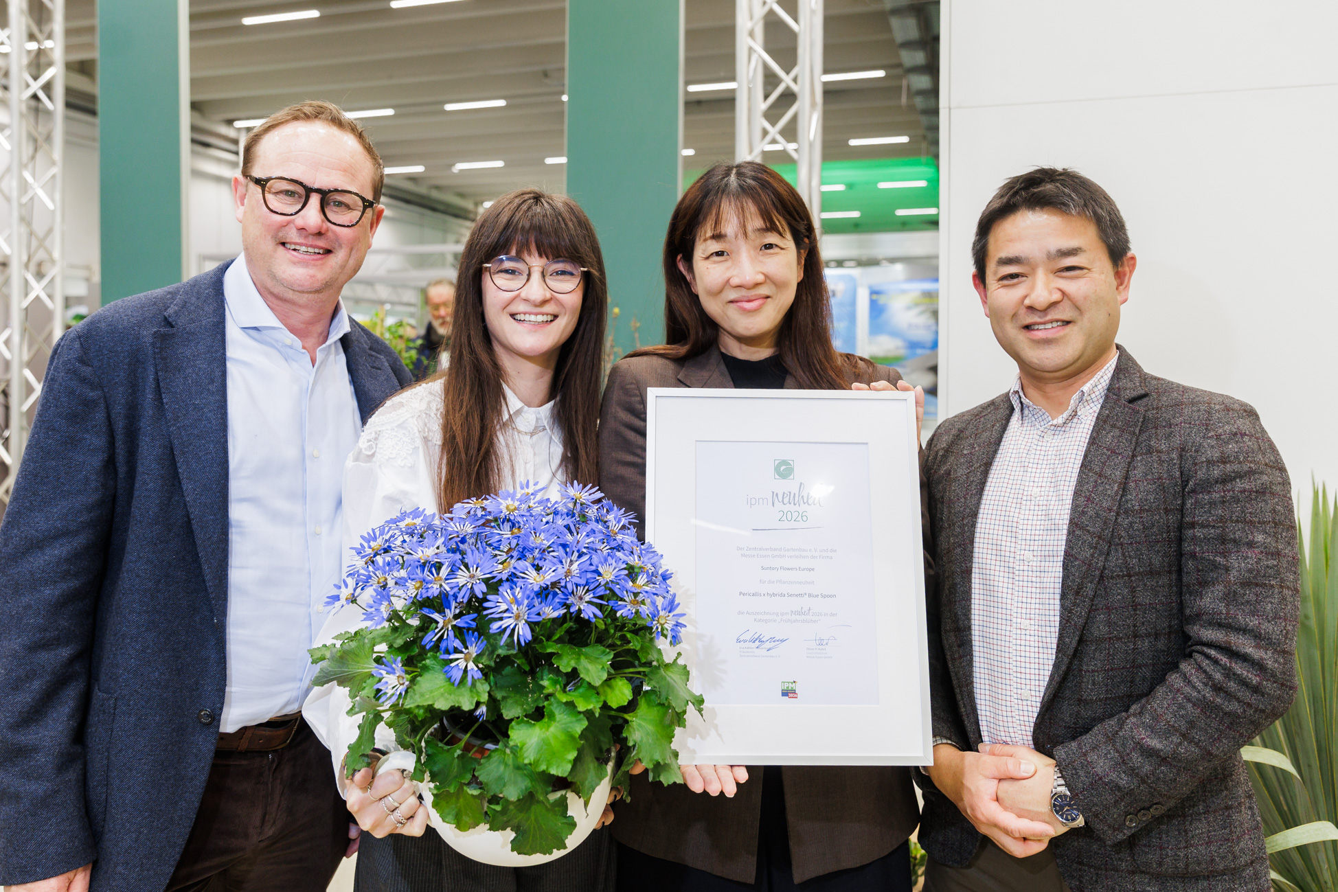 The winner in the “Spring-Flowering Flowers” category is Suntory Flowers Europe from Leimuiderbrug (Netherlands), pictured here with Ed Mol, Yumi Murata, Hiroshi ABE, and Francesca Lanzillotta, for their new variety, Pericallis x hybrida Senetti® Blue Spoon.