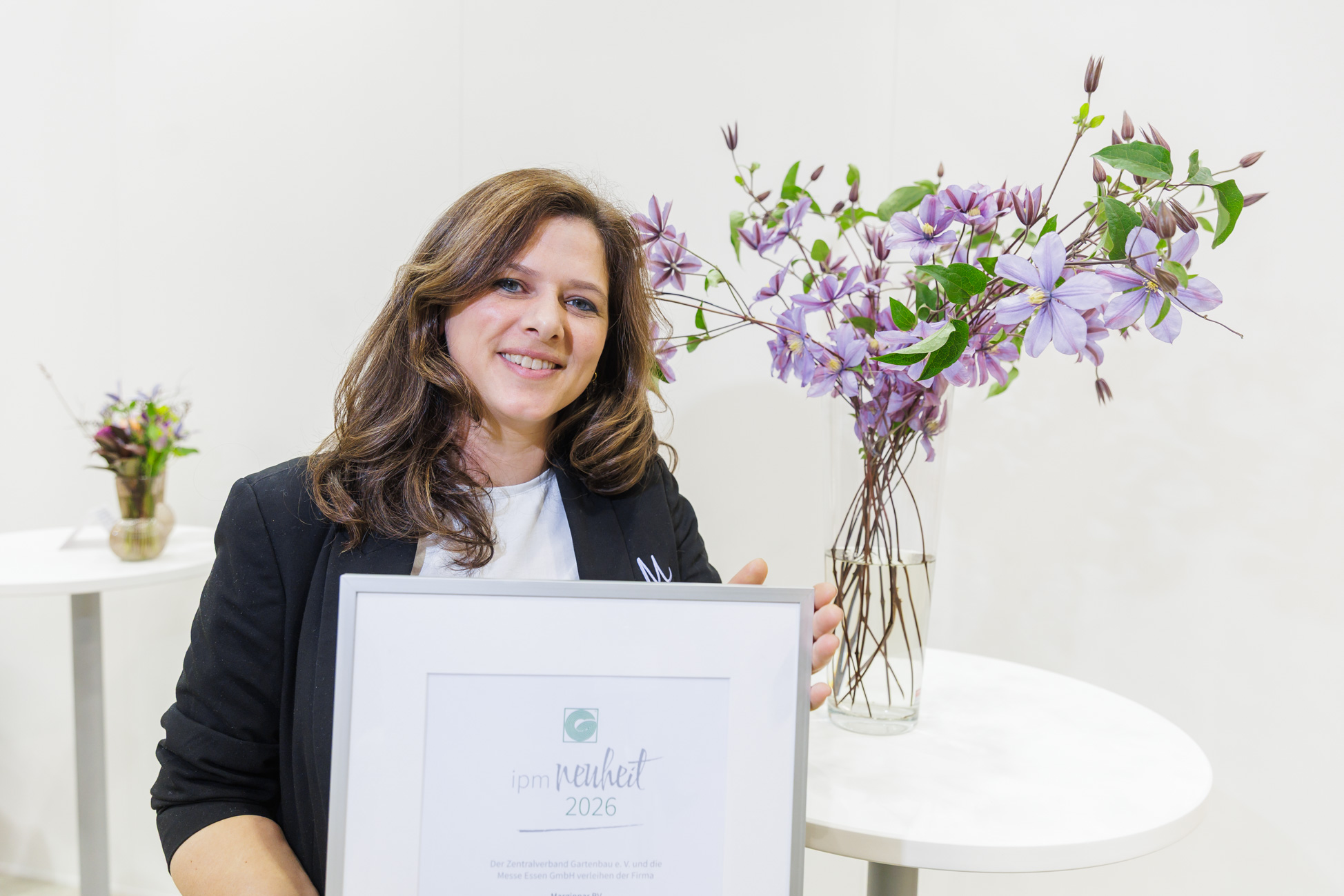 The winner in the "Cut Flowers" category is Marginpar BV from Aalsmeer, Netherlands, pictured here with Helena van Achterberg, for their new Clematis AMAZING®™ TOKYO ('Zo07201' PBR). This clematis impresses with its sturdy stems and open flower shape, offering a wide range of floral applications.