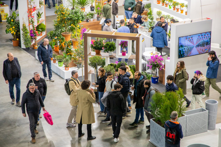 Visitors exploring ornamental plant displays at Myplant & Garden exhibition hall.