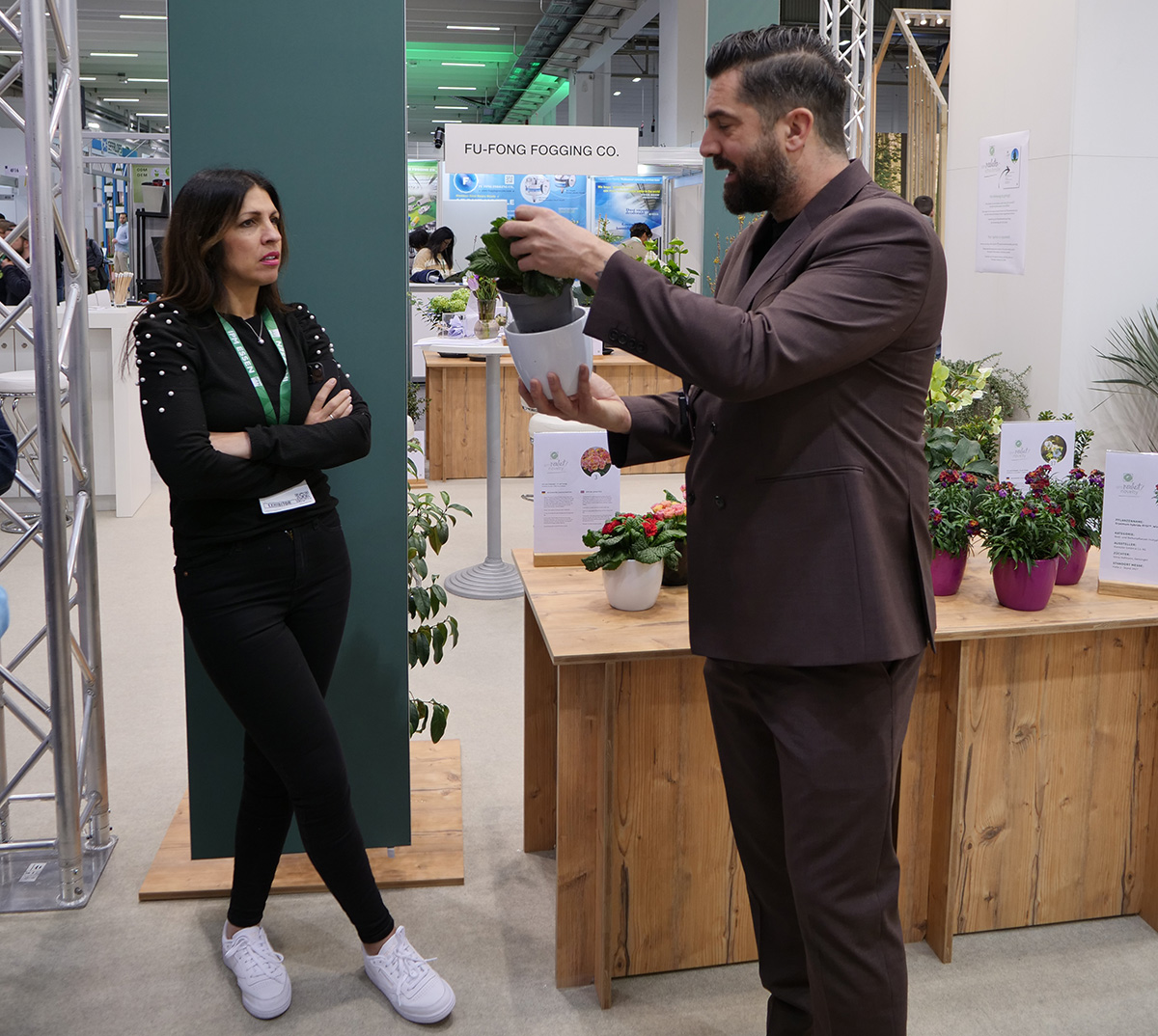 Michael Perry (Mr Plant Geek) presenting plant novelties to members of the AIPH team at IPM ESSEN 2026.