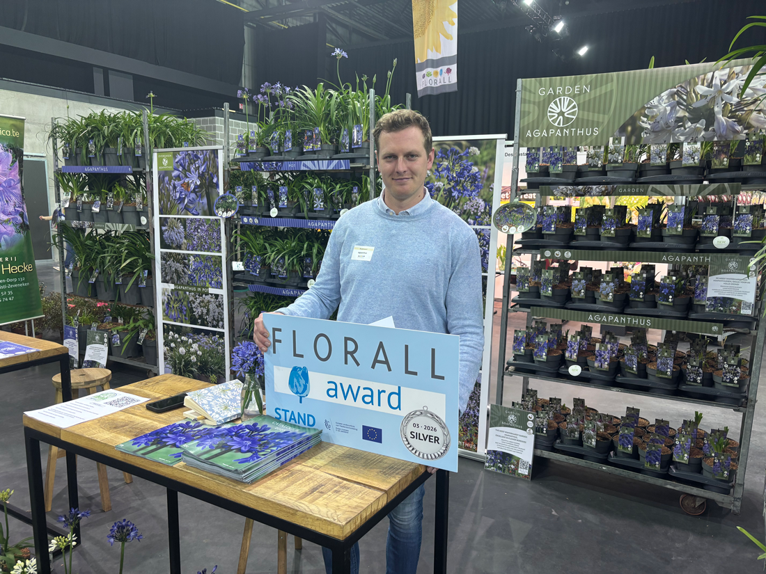 Tim Wyckstandt of Agapanthus BV holding the Florall Best in Show Booth Award Silver at the company’s stand.