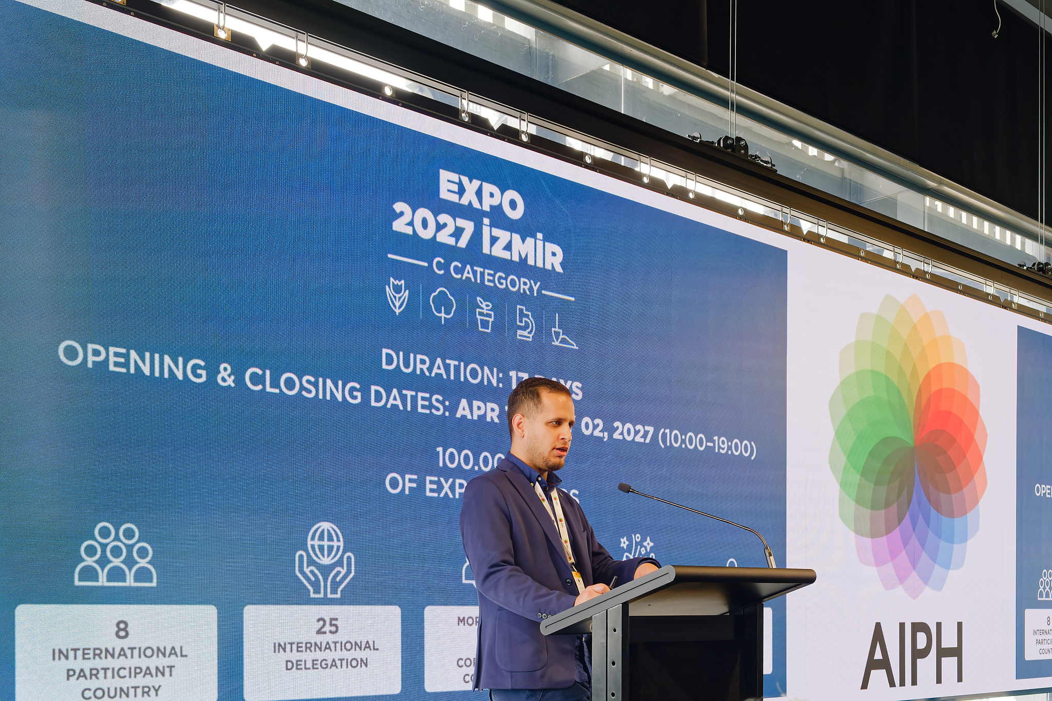 Presenter from İzmir Metropolitan Municipality gives an update on Expo 2027 İzmir during the International Horticultural Expo Conference.