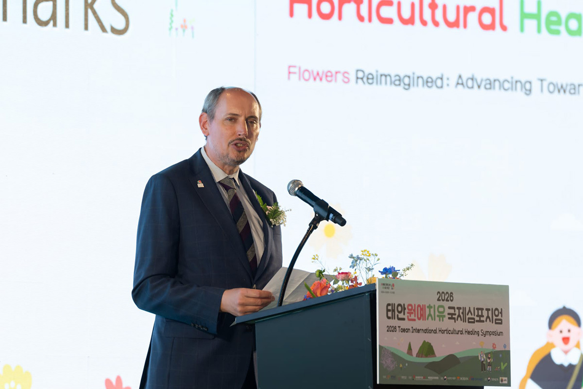 Tim Briercliffe speaking at the Taean International Horticultural Healing Symposium 2026
