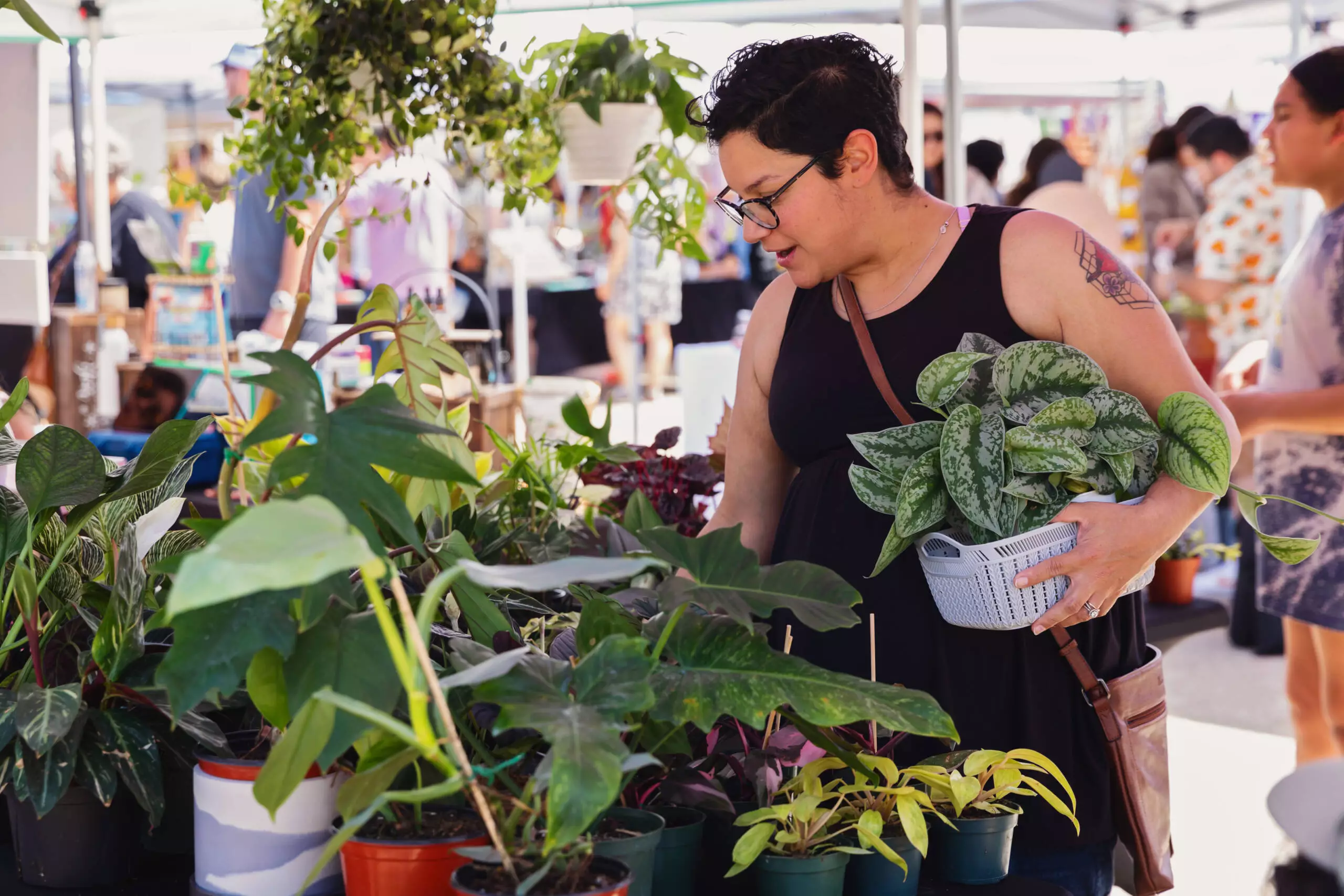Lady looking at plants during Plantcon International