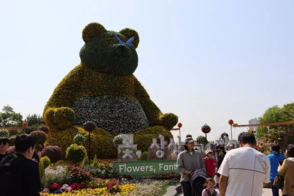 Visitors gather around a large floral sculpture at Ilsan Lake Park during the 2025 Goyang International Flower Festival.