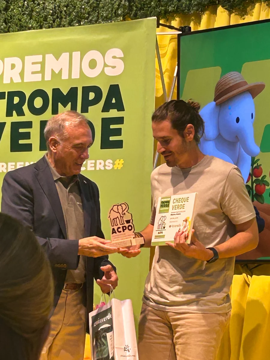 Miquel Rodríguez receives the Greeninfluencer of the Year 2025 award at the Trompa Verde ceremony during Iberflora, presented by ACPO.
