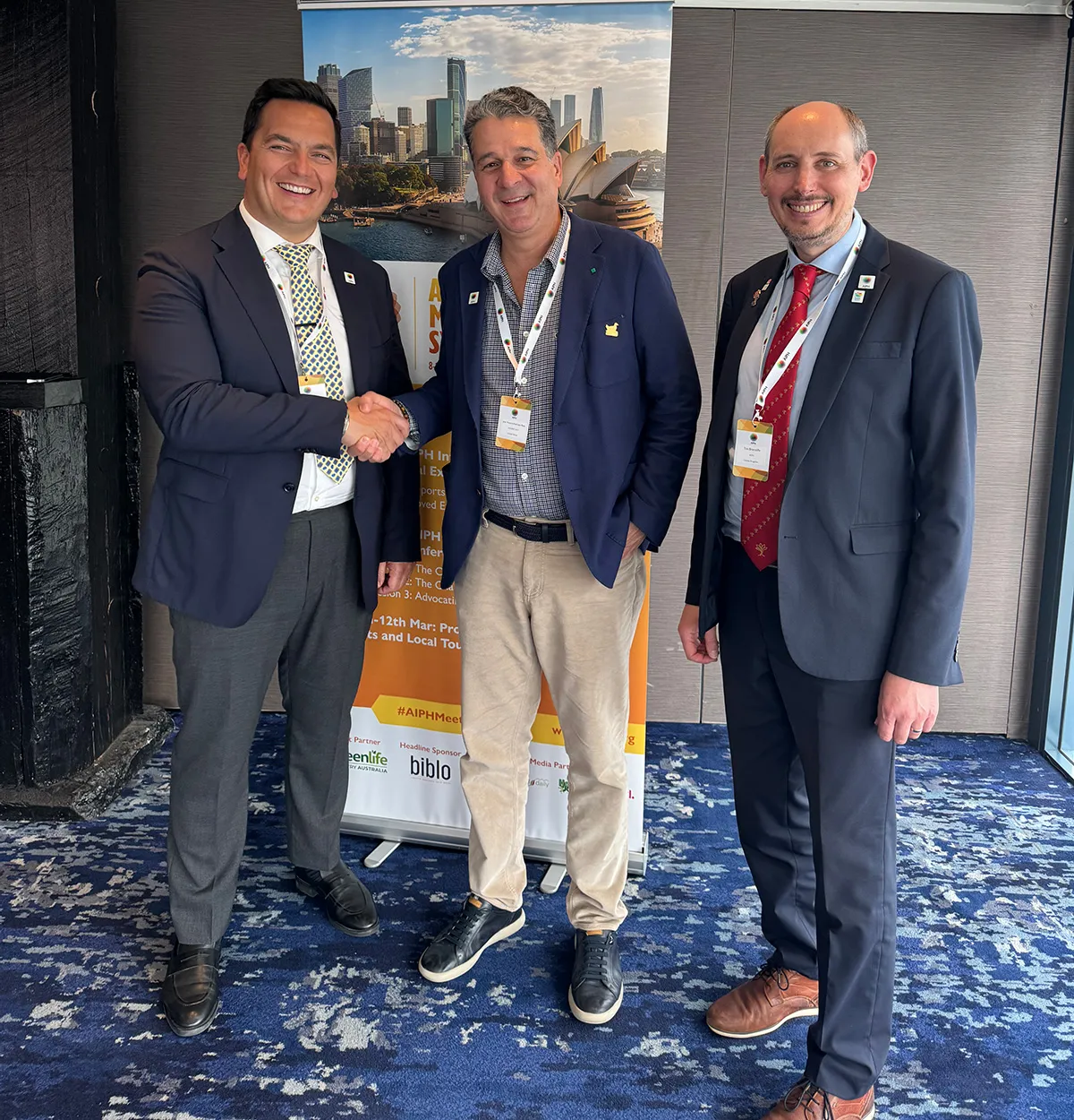 AIPH President Leonardo Capitanio congratulates José Antonio Restrepo Rada following his election to the AIPH Board in Sydney.