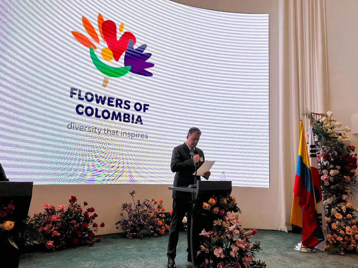 José Antonio Restrepo Rada presenting during a Flowers of Colombia event promoting Colombian floriculture.