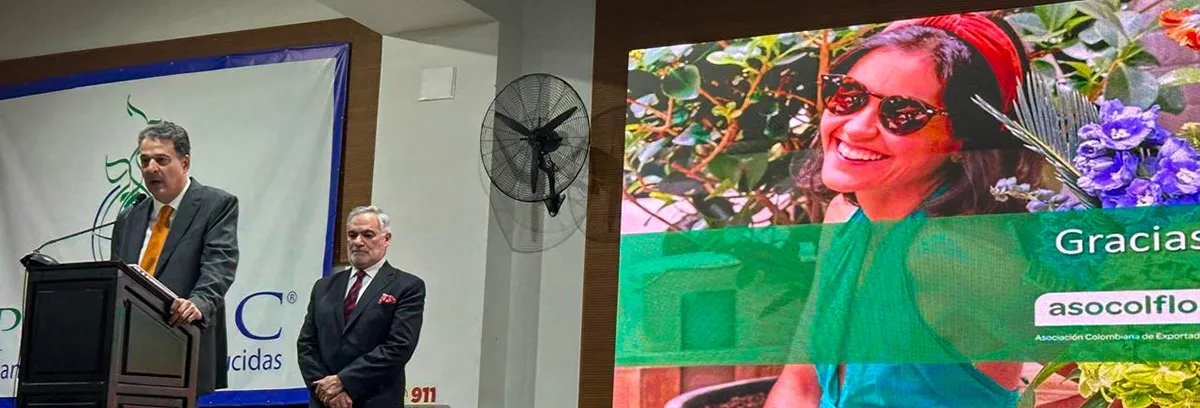 José Antonio Restrepo Rada speaking at an Asocolflores industry event in Colombia.
